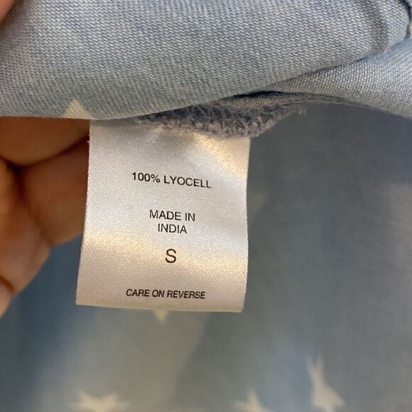 Soho Sleeveless Button Down Too with Stars Size Small - Picture 8 of 8